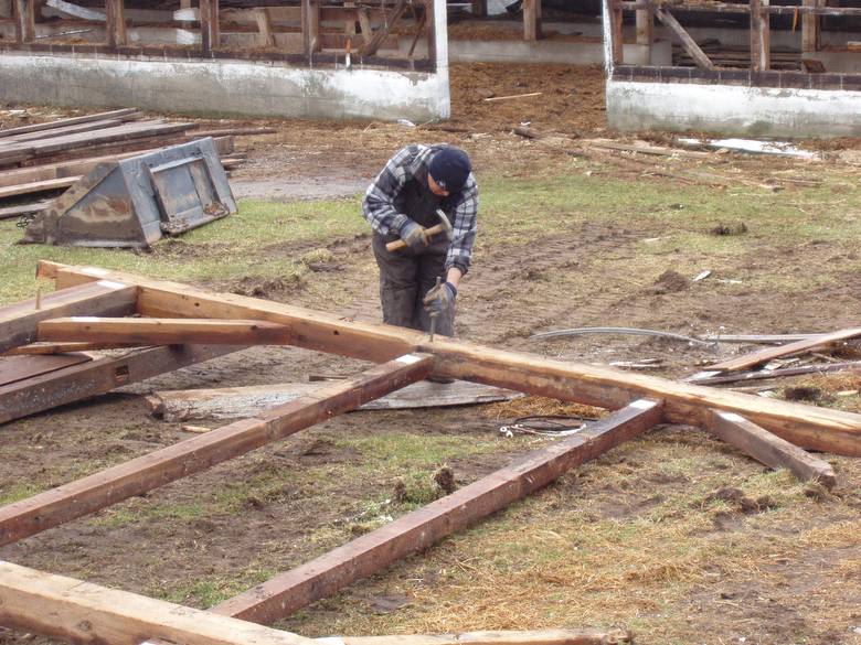 Camp Barn Frame Dismantle / Driving the wood pegs
